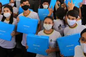 Governo de Goiás entrega 390 Chromebooks a estudantes de Ceres