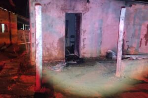 Policiais salvam homem em casa durante incêndio criminoso em Adelinópolis
