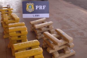 PRF prende trio com 90 kg de maconha na BR-364, em Jataí