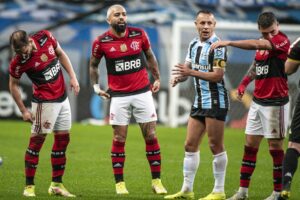 Jogadores do Flamengo ao lado do lateral Rafinha, do Grêmio