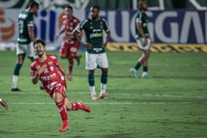 Alesson comemora gol do Vila Nova sobre o Goiás