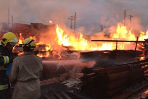 Incêndio em madeireira de Goianésia pode ter origem criminosa (Foto: Divulgação - CBMGO)