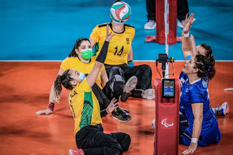 Pâmela Pereira durante ataque em jogo da seleção brasileira de vôlei sentado