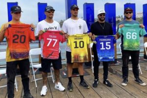 Felipinho, Medina e Italo Ferreira mostram suas camisas para decisão do WSL