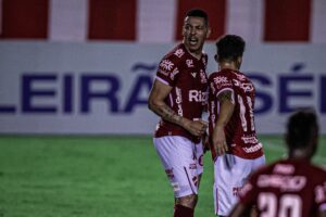 Clayton comemora gol pelo Vila Nova