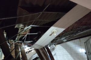 Escombros do acidente - O teto de uma pizzaria desabou em Rio Verde, Goiás. Bombeiros dizem que falha em terraplanagem pode ter causado a o desabamento