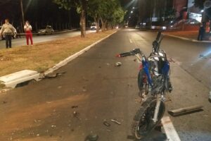Moto completamente danificada após acidente - Motociclista ficou gravemente ferido após colisão com carro no Jardim Goiás, em Goiânia. Jovem foi levado ao Hugo em estado grave