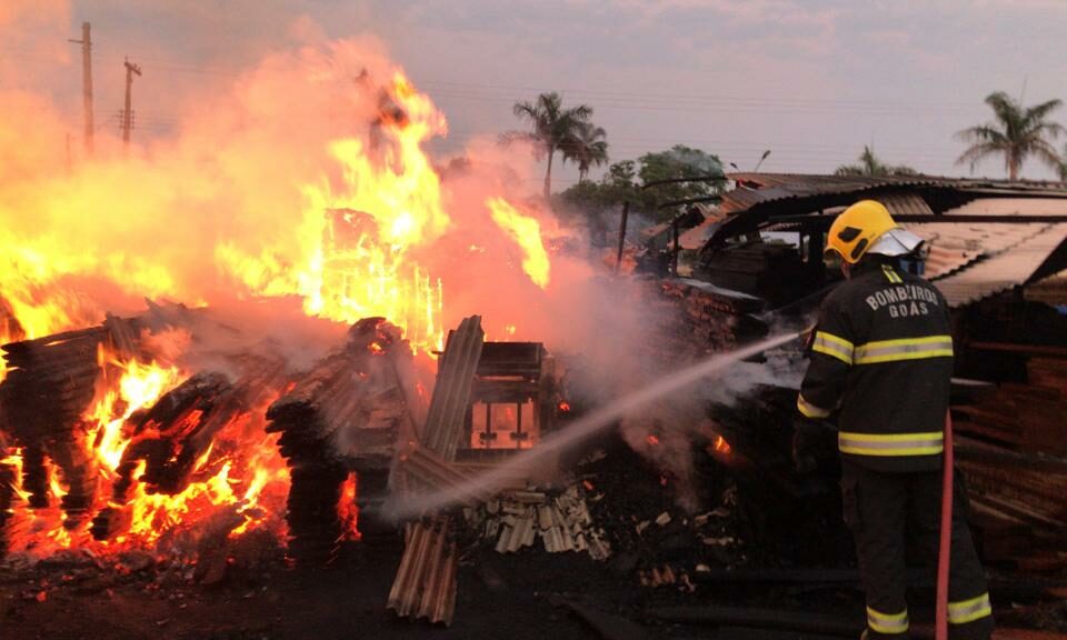 Bombeiros atuaram com ajuda da prefeitura do município e de voluntários para apagar as chamas do incêndio (Foto: Divulgação - CBMGO)