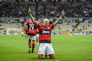 Pedro comemora gol do Flamengo no Maracanã com torcida