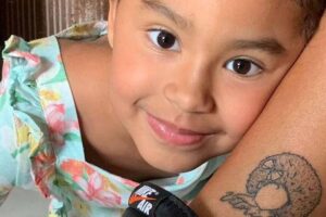 Cantora fez tatuagem em homenagem a Vitória, de 5 anos. Pocah defende a filha de comentários racistas nas redes sociais