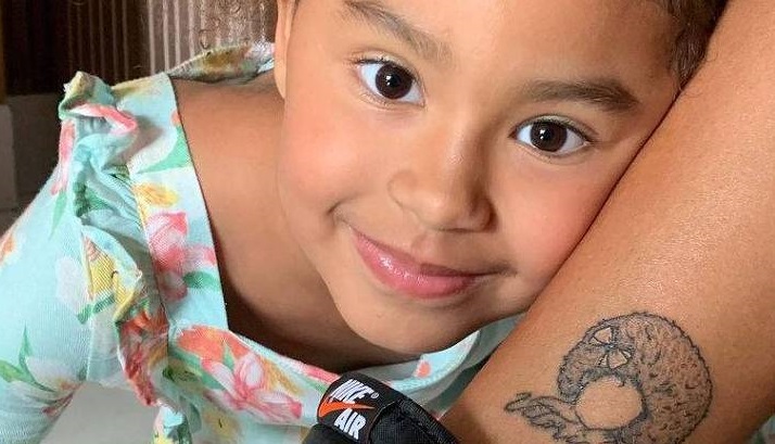 Cantora fez tatuagem em homenagem a Vitória, de 5 anos. Pocah defende a filha de comentários racistas nas redes sociais