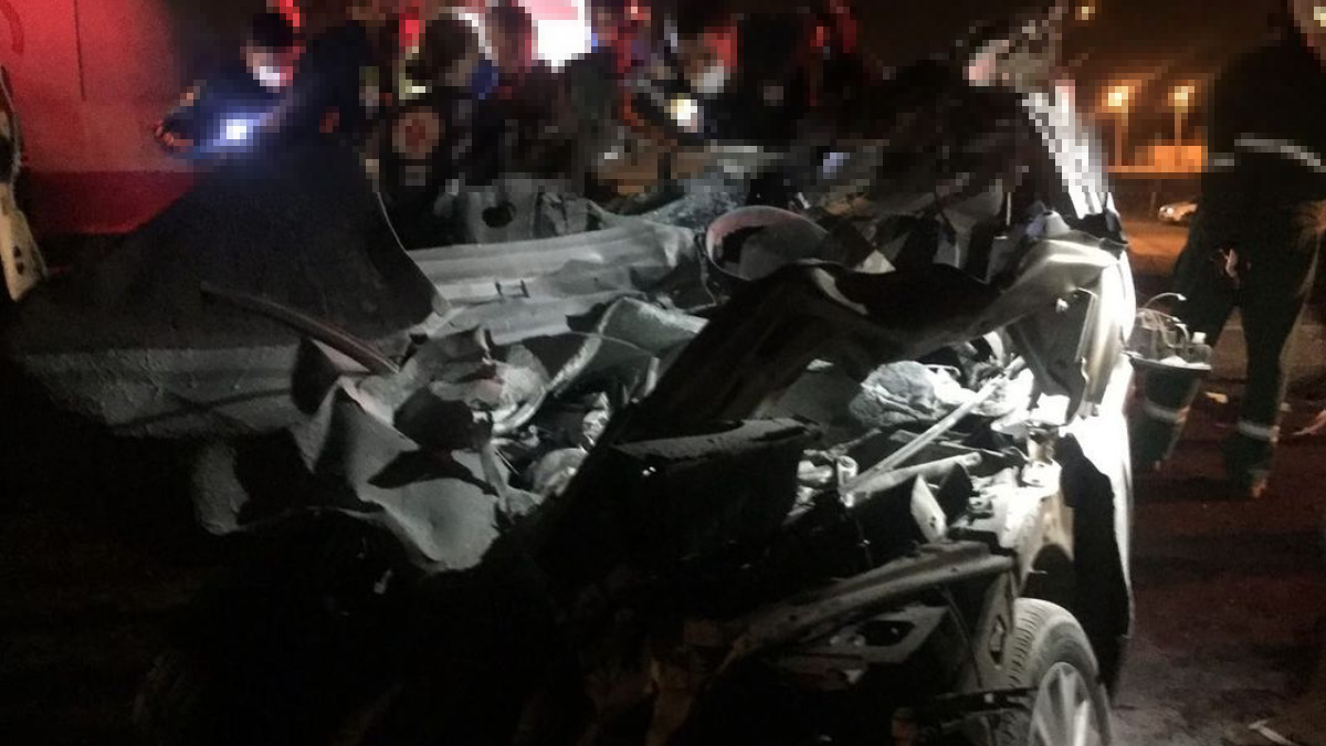 Carro colide contra traseira de caminhão e mata seis pessoas na BR-040, em Luziânia