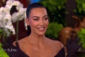 Kim Kardashian corrige Ellen por dizer que colar de ouro do filho é falso