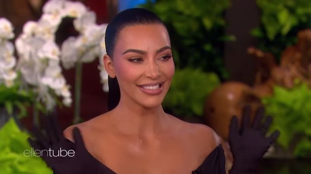 Kim Kardashian corrige Ellen por dizer que colar de ouro do filho é falso