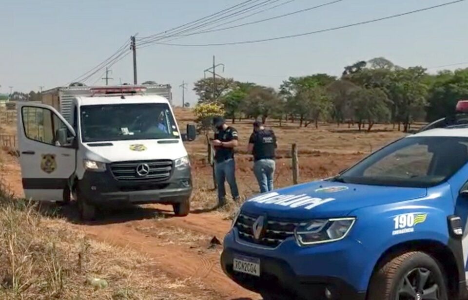 Viatura da PM e do IML - Travesti é encontrada morta às margens da GO-174, em Rio Verde. Corpo apresenta marcas de tiros