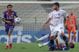 Diego Costa denta dominar a bola no jogo entre Atlético-MG e Fortaleza