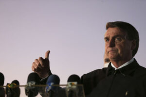 Lei sancionada por Bolsonaro permite candidatura de políticos com contas rejeitadas no mandato