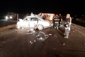Acidente no entorno - Seis pessoas morreram em colisão de carro com caminhão na BR-040, em Luziânia. Todas as vítimas ocupavam o veículo de passeio, segundo a PRF