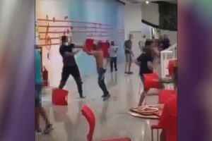 Vídeo mostra homens trocando socos e arremessando objetos em shopping de Aparecida (Imagem: Redes Sociais/Reprodução)