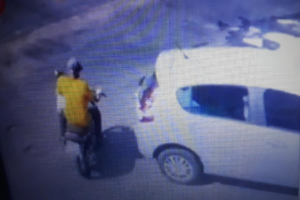 Vídeo mostra momento em que moto é furtada na porta de um supermercado em Anápolis ( Foto: reprodução/ vídeo)