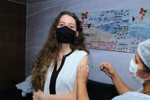 Enfermeira aplica vacina em adolescente em Aparecida de Goiânia