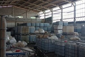 Uma operação apreendeu cerca de 147 toneladas de agrotóxicos e fertilizantes em uma fábrica clandestina em Aparecida de Goiânia. (Foto: PMGO)