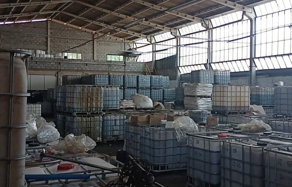 Uma operação apreendeu cerca de 147 toneladas de agrotóxicos e fertilizantes em uma fábrica clandestina em Aparecida de Goiânia. (Foto: PMGO)