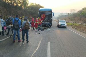 Trânsito bloqueado após colisão - Acidente entre ônibus e carreta deixou congestionamento na BR-060, em Alexânia. Cinco pessoas ficaram feridas no total, três em estado grave