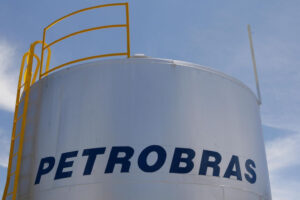 Ações da Petrobras sobem após estatal ignorar Bolsonaro e reafirmar política de preços