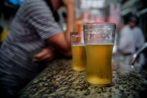 Balcão de bar e copos de cerveja - Bares oferecem descontos, bebidas e sorvete para estimular a vacinação contra a Covid-19. Clientes precisam comprovar a imunização