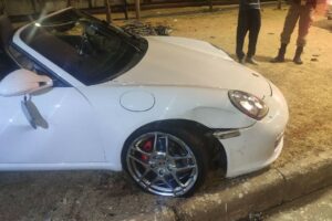 Porsche ficou avariada após capotamento