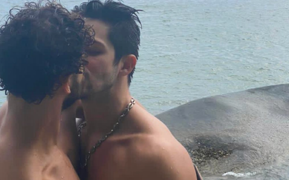 Igor Cosso perde seguidores após postar beijo com namorado: 'normalizem o afeto'