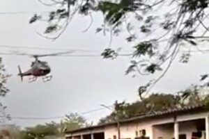 Bandidos sequestraram helicóptero no último domingo e mandaram o piloto pousar no presídio de Bangu, no Rio. - (Foto:Reprodução/Redes sociais)