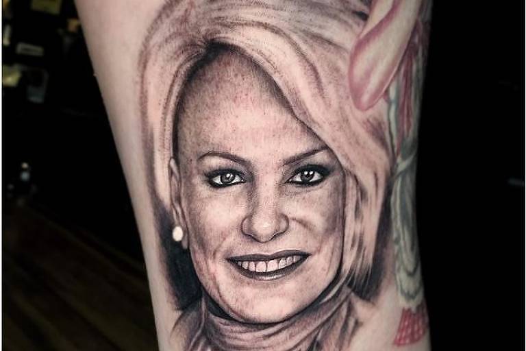 Fã tatua o rosto de Ana Maria Braga na coxa