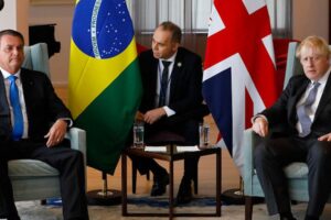 Primeiro-ministro do Reino Unido sugere que Bolsonaro se vacine contra Covid