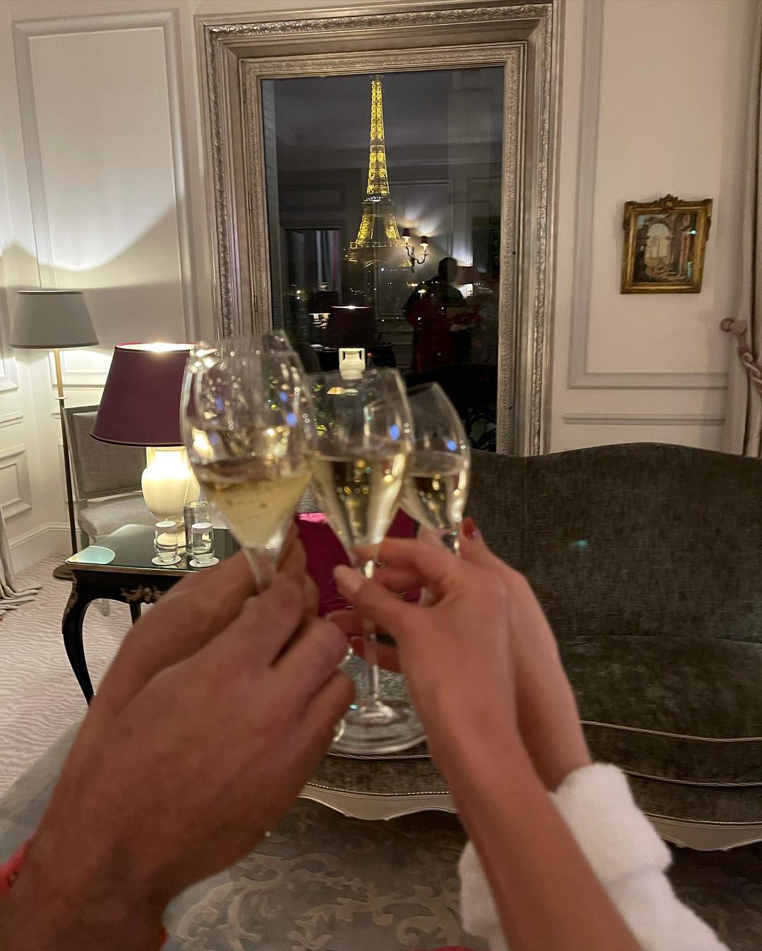 Atriz celebrou aniversário da irmã em Paris. Bruna Marquezine se hospeda em hotel com diárias de R$ 40 mil: fotos