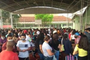 A vacinação de adolescentes contra Covid causou aglomeração em Itumbiara, na manhã desta quinta-feira (16). (Foto: reprodução/redes sociais)