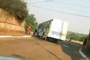 Um entregador de motocicleta morreu após ser atropelado por um ônibus do transporte coletivo na última sexta-feira (17) (Foto: Redes Sociais)