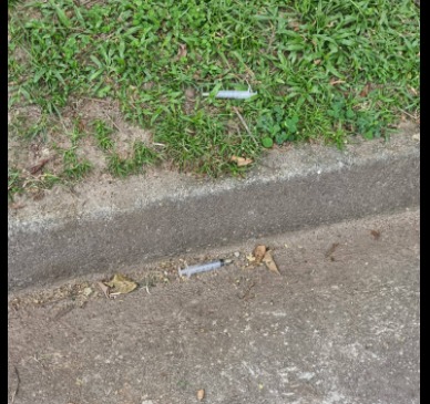Veja fotos! Foram encontradas seringas usadas na calçada da residência. Festa de Ludmilla termina em briga e bicicleta de vizinho quebrada