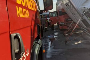 Um caminhoneiro ficou preso às ferragens ao bater em um outro caminhão na BR-153, em Goiânia. O acidente aconteceu na manhã desta sexta-feira (3) - Caminhoneiro fica preso às ferragens ao bater na traseira de outro caminhão, em Goiânia