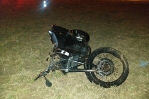 Moto caída em canteiro central de avenida - Motociclista morreu ao perder controle no Setor Moinho dos Ventos em Goiânia. Acidente é investigado