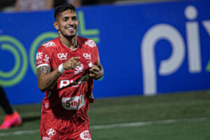 Pedro Júnior durante jogo pelo Vila Nova.