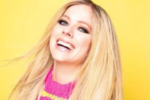 Com carinha de 20, ela faz mais um ano de vida com novidades na carreira. Avril Lavigne completa 37 anos: confira os maiores hits da cantora