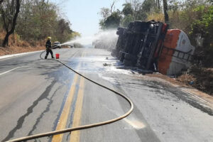 Caminhão carregado com etanol tomba na BR-153 em Uruaçu
