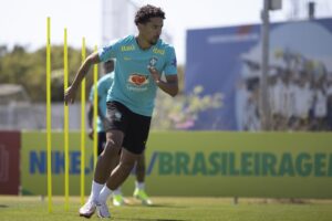Marquinhos treina com a Seleção Brasileira