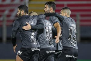 Jogadores do Atlético-MG comemoram gol de Diego Costa