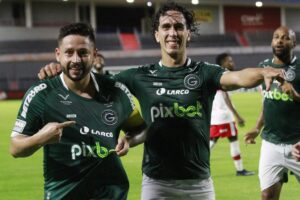 Élvis e Nicolas comemoram o gol do Goiás