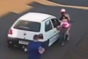 Passageiro de carro passa a mão em mulher e a derruba de bicicleta: veja vídeo