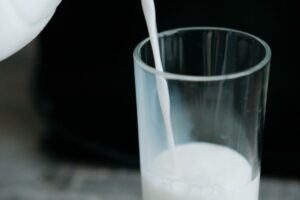 Preço do leite em Goiás teve novo aumento em setembro, diz boletim