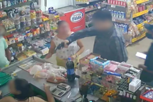 Cliente leva tira na orelha durante assalto em um supermercado de Goianira (Foto: Reprodução/TV Anhanguera)
